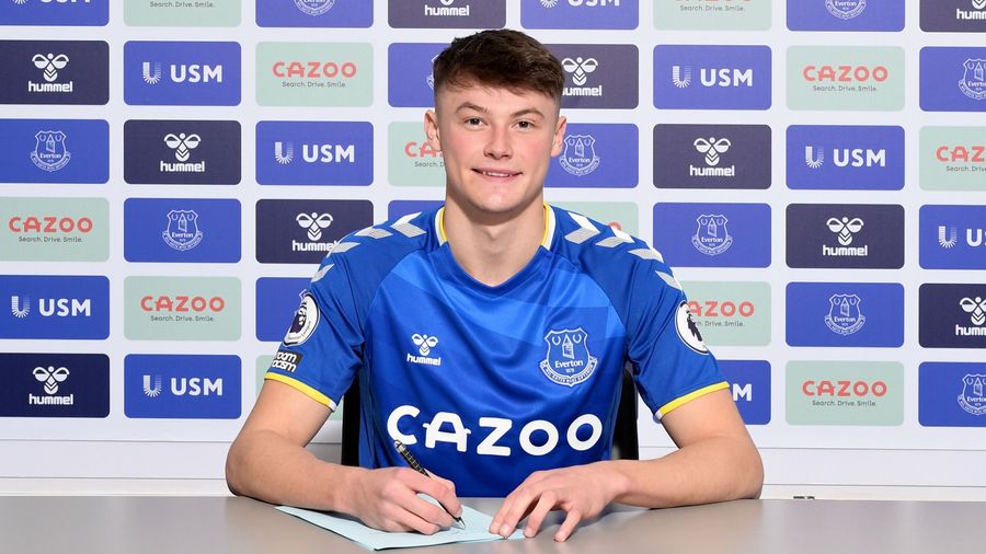 Everton signs Patterson from Rangers for an undisclosed fee